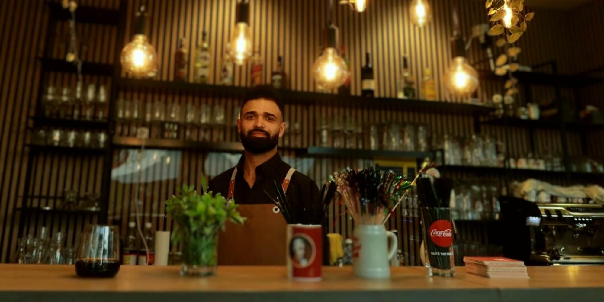 Blick über die Bar im Zum Wiener mit warmen Glühbirnen