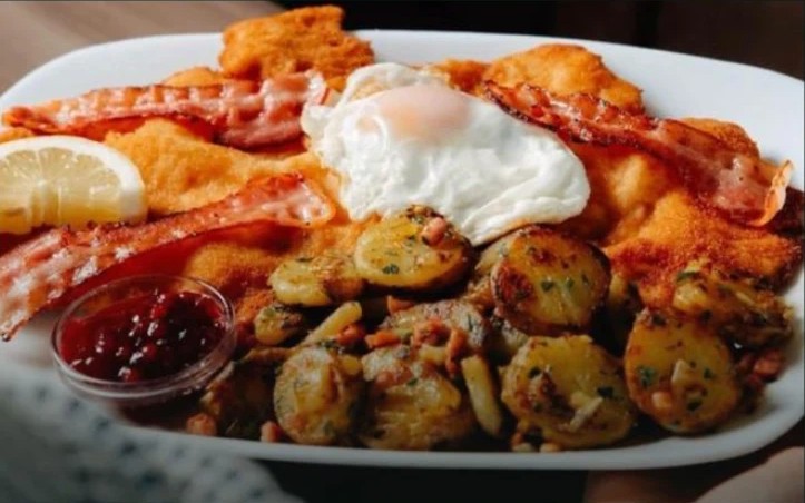 Bauernschnitzel mit Speck, Spiegelei und Bratkartoffeln