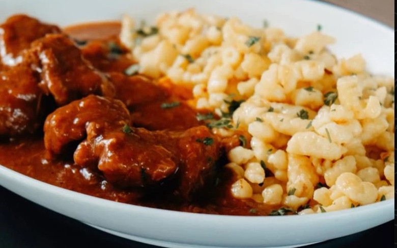 Wiener Rindsgulasch mit hausgemachten Spätzle