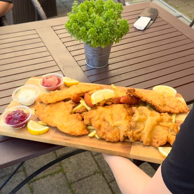 Die Allerleiplatte für 2 Personen beim Zum Wiener Restaurant.