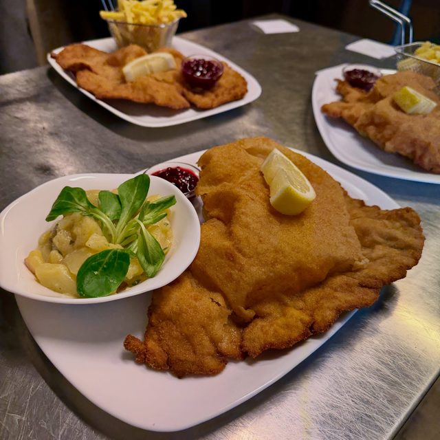 Das Original Wiener Schnitzel. Mehr muss man nicht sagen. Goldbraun souffliert, aussen knusprig, innen zart – dazu unser klassischer Erdäpfelsalat.